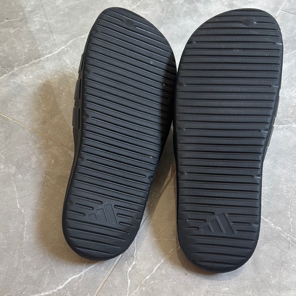 Adidas Classic Black Slides - Picture 2 of 3